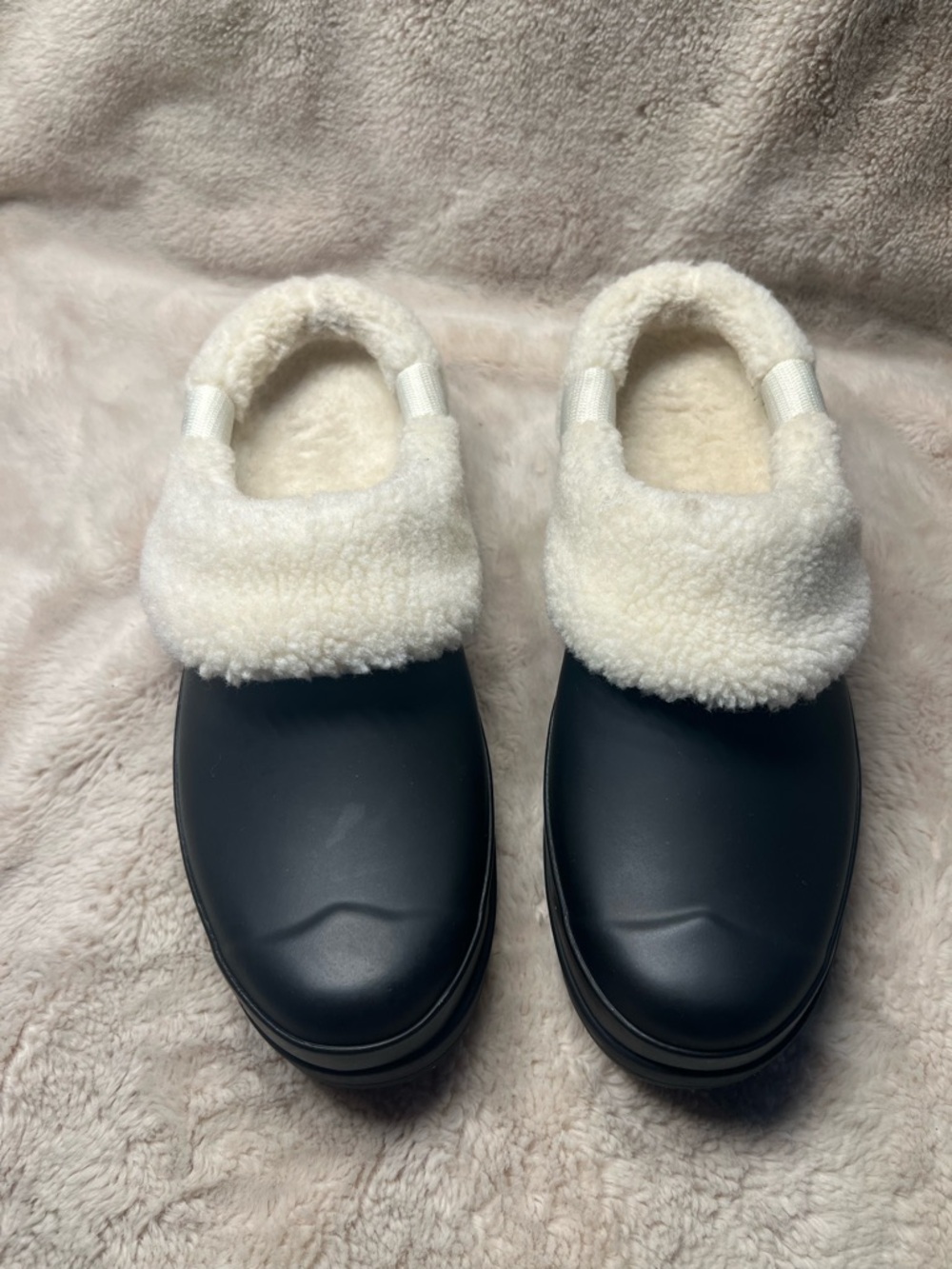 Hunter Play Sherpa Insulated Clogs in black Women’s Size 7